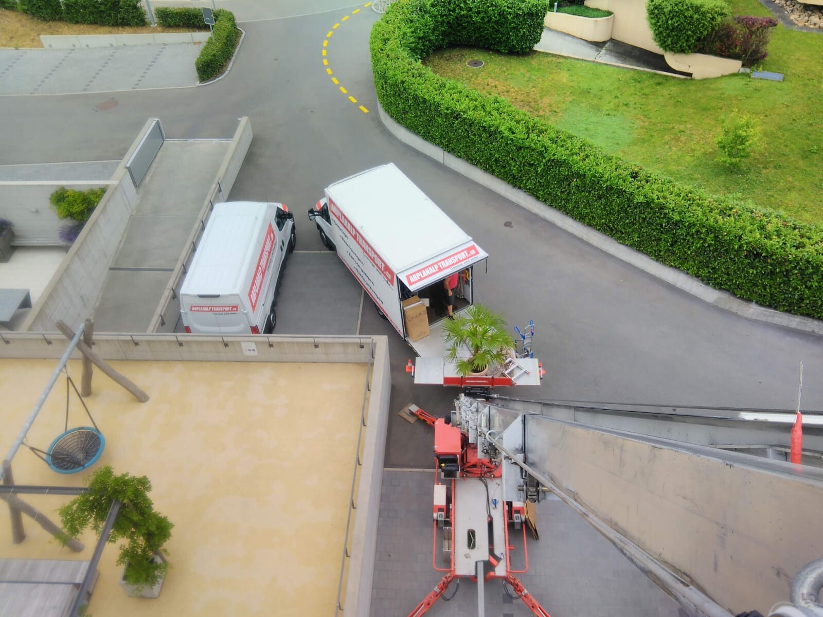 Einsatz eines Möbellifts für einen effizienten Stockwerkumzug im Kanton Nidwalden