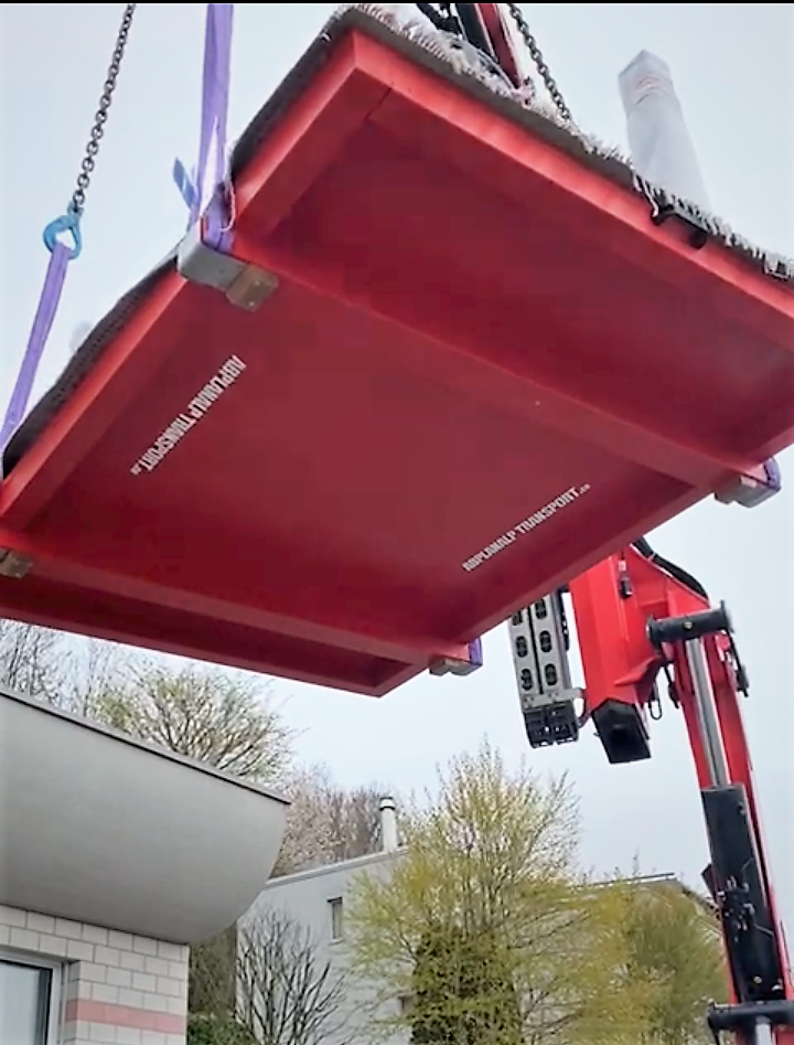 Umzugsunternehmen mit Kranplattformen transportieren schwere Gegenstände sicher. Eine Kranplattform hebt Güter an Gebäuden hoch. Sie ist nützlich bei schwierigem Zugang, etwa durch enge Treppen.

Unser Umzugsunternehmen in Luzern bietet Umzugsdienstleistungen mit Kranplattformen. Wir planen jeden Schritt, vom Einpacken bis zur Montage. Unsere Mitarbeiter sind im Umgang mit Kranplattformen und dem Transport von Gütern geschult.