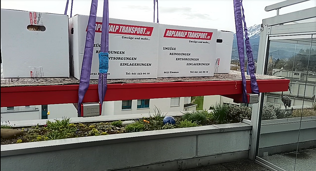 UMZUGSUNTERNEHMEN MIT KRANPLATFORM

Ein Umzugsunternehmen mit Kranplattform bietet eine spezielle Dienstleistung für Transporte in höheren Stockwerken. Diese Unternehmen verfügen über Kräne, die an Lastwagen montiert sind und Plattformen besitzen, um Möbel und andere Güter sicher nach oben oder unten zu befördern. Diese Methode ist besonders nützlich, wenn Treppenhäuser zu eng oder Aufzüge zu klein sind. Die Verwendung eines Krans gewährleistet einen schonenden Transport, da das Risiko von Beschädigungen durch das Tragen über Treppen reduziert wird. Solche Unternehmen setzen geschulte Fachkräfte ein, die über das notwendige Know-how für den sicheren Umgang mit der Technik verfügen.

WIR DAS UMZUGSUNTERNEHMEN IN LUZERN

In Luzern gibt es Umzugsunternehmen, die diesen Service anbieten. Diese Unternehmen kennen die spezifischen Herausforderungen der Stadt, wie zum Beispiel die oft engen Gassen und die Altbausubstanz. Durch den Einsatz von Kranplattformen können sie auch in schwierigen Situationen einen reibungslosen Umzug gewährleisten. Die Wahl eines lokalen Anbieters kann vorteilhaft sein, da dieser mit den örtlichen Gegebenheiten und Vorschriften vertraut ist. Ein professionelles Umzugsunternehmen in Luzern bietet in der Regel auch Zusatzleistungen wie die Verpackung von Gütern, die Montage von Möbeln und die Entsorgung von Verpackungsmaterial an, um den Umzug so einfach wie möglich zu gestalten.