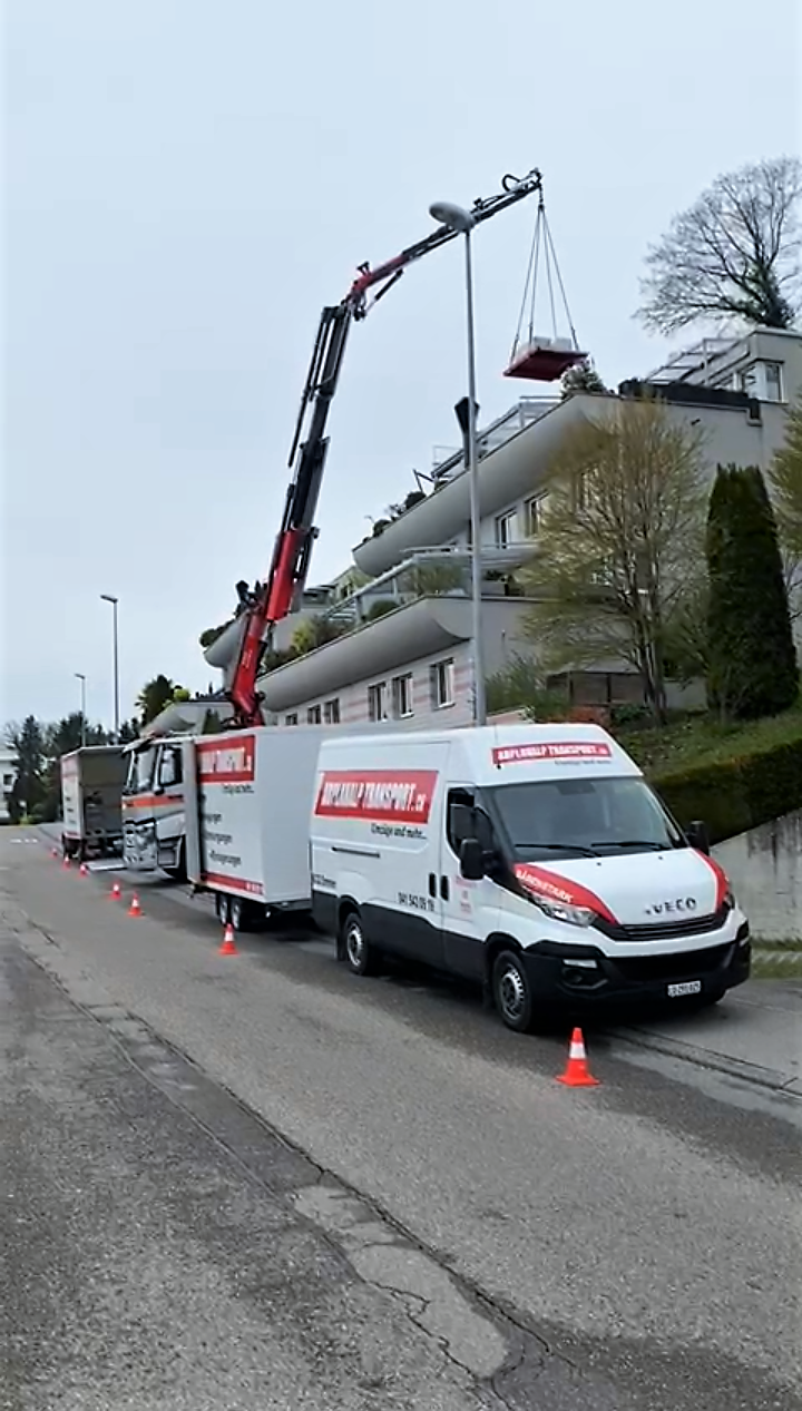 Umzugsunternehmen mit Kranplattform sind spezialisierte Dienstleister, die über die notwendige Ausrüstung und Expertise verfügen, um schwere oder sperrige Gegenstände sicher und effizient zu transportieren. Eine Kranplattform, manchmal auch Möbelaufzug genannt, ist eine Maschine, die dazu dient, Güter vertikal an Gebäuden zu heben. Diese Geräte sind besonders nützlich, wenn der Zugang zu einem Gebäude eingeschränkt ist, beispielsweise durch enge Treppenhäuser oder fehlende Aufzüge.

WIR DAS Umzugsunternehmen in Luzern bietet umfassende Umzugsdienstleistungen an, einschließlich der Verwendung von Kranplattformen. Ein solches Unternehmen plant und koordiniert jeden Aspekt eines Umzugs, von der Verpackung über den Transport bis hin zur Montage am Zielort. Unternehmen dieser Art beschäftigen geschultes Personal, das im sicheren Umgang mit Kranplattformen und dem Transport von empfindlichen Gütern erfahren ist, um einen reibungslosen Ablauf des Umzugs zu gewährleisten.